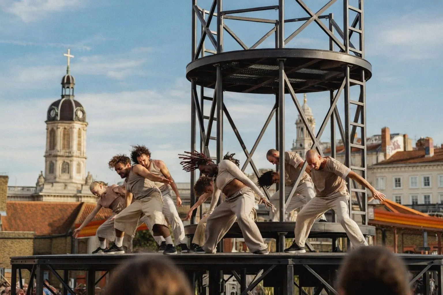 Финальный уикенд фестиваля GDIF 2026: программа уличных спектаклей и арт-инсталляций в Лондоне