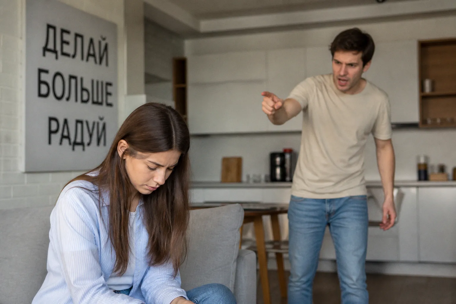Почему мужчина постоянно критикует и хвастается: мнение психологов о скрытых комплексах